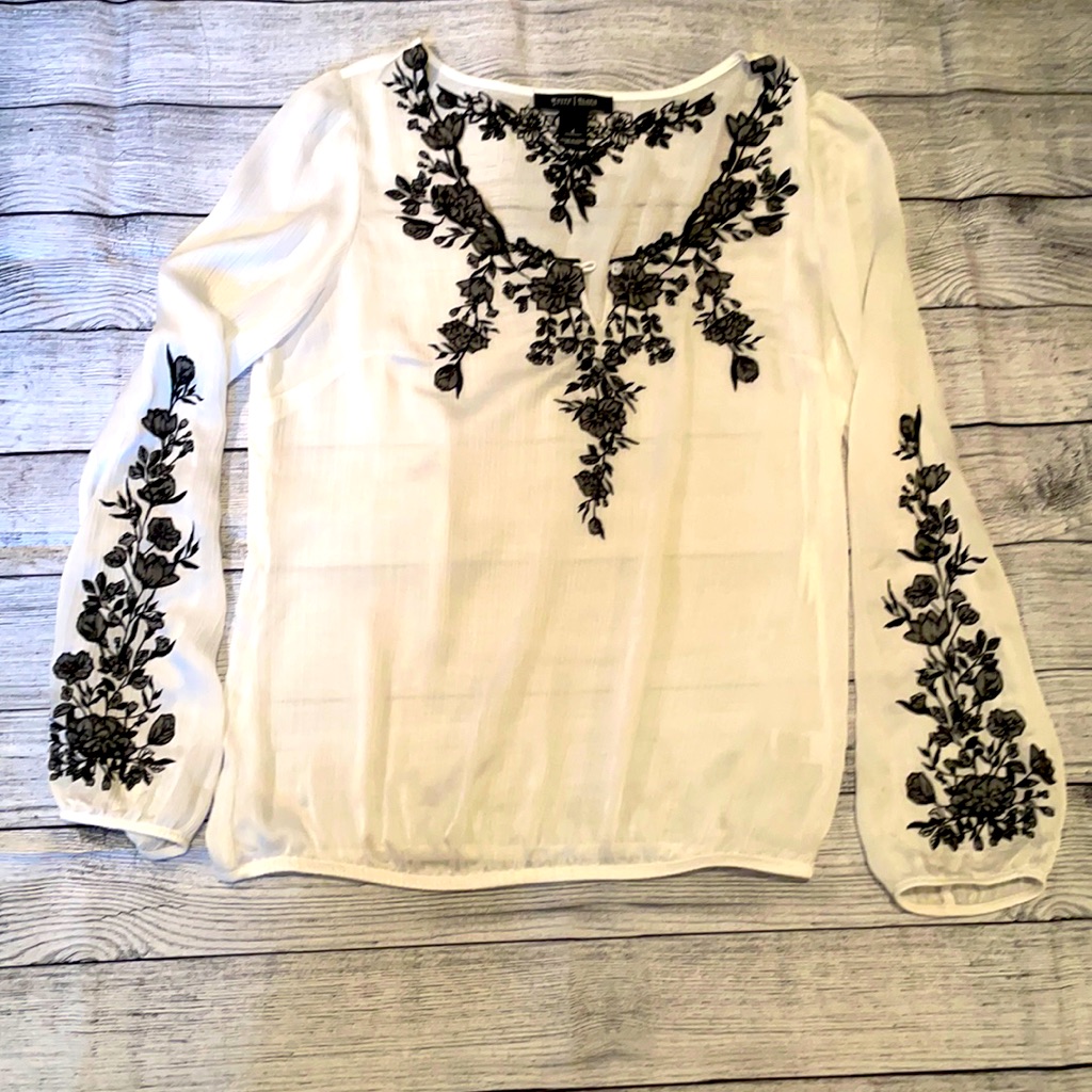 Embroidered White Blouse With Scoop Neck